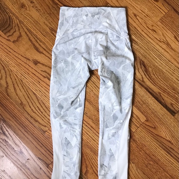 Lululemon White/Gray Pattern Legging - Picture 9 of 12